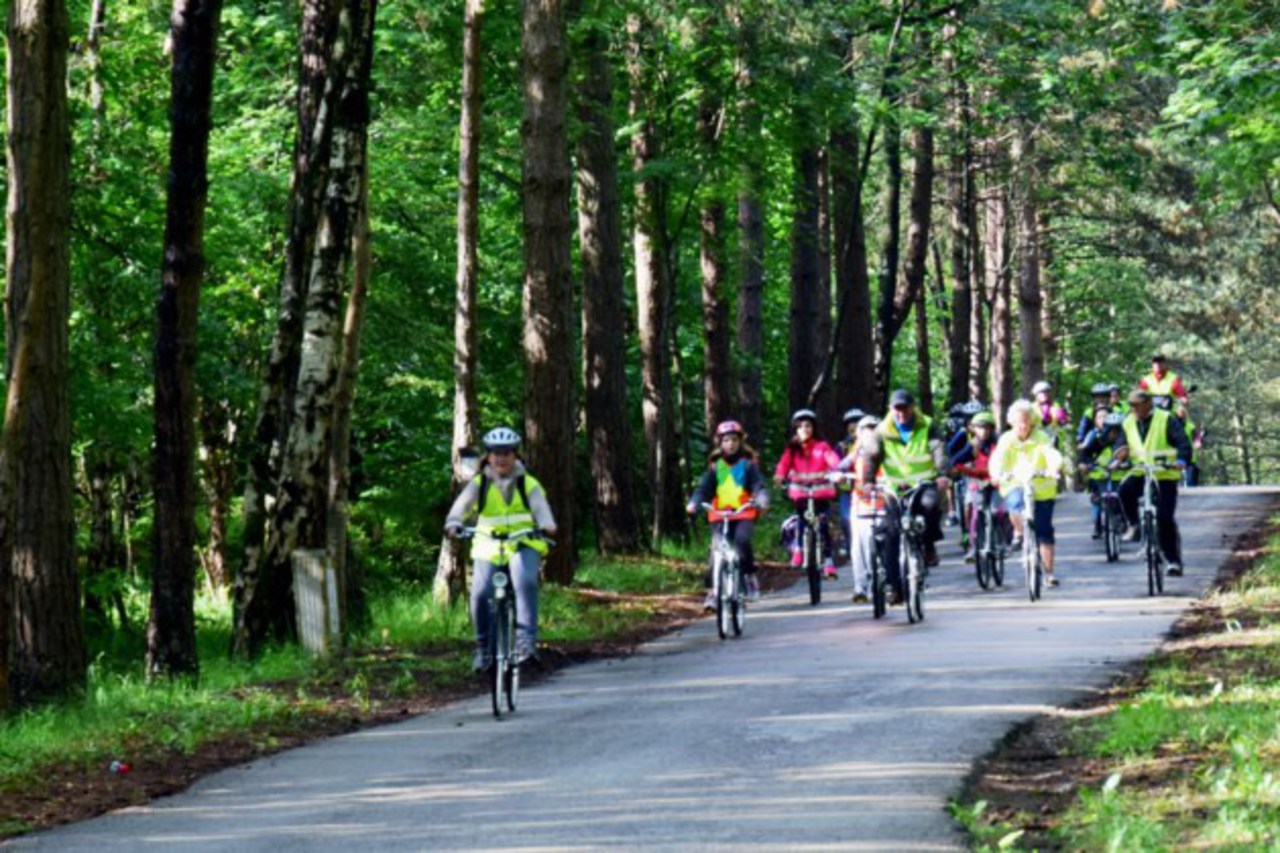 fietsende schoolkinderen: gemeente presenteert campagne voor gebruik  van de app Route2School